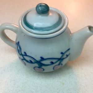 Small tea pot